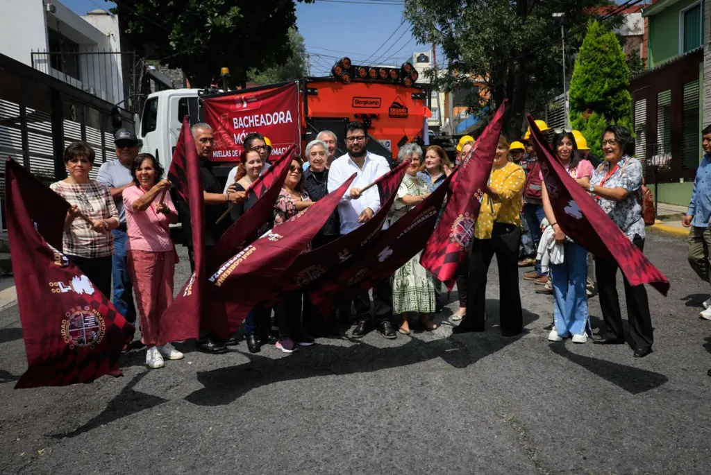 Naucalpan pone en operación una bacheadora móvil en Boulevares — Ayuntamiento de Naucalpan