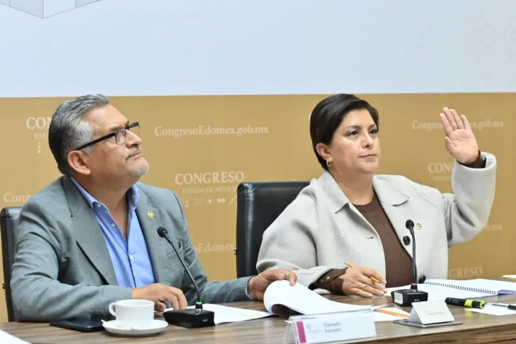 Reunión legislativa sobre planes de desarrollo municipal en el Estado de México