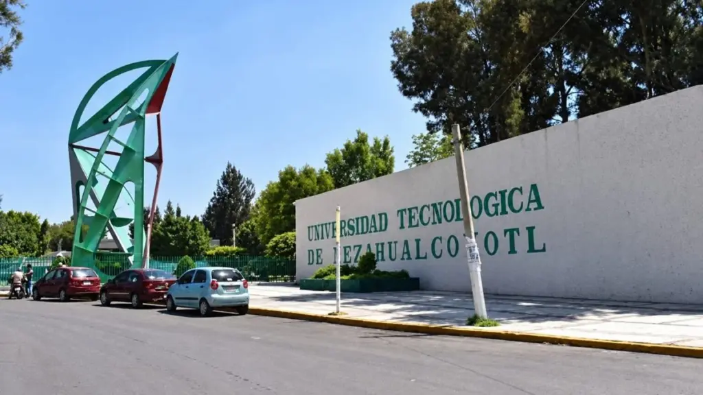 Estudiantes de la Universidad Tecnológica de Nezahualcóyotl durante el paro